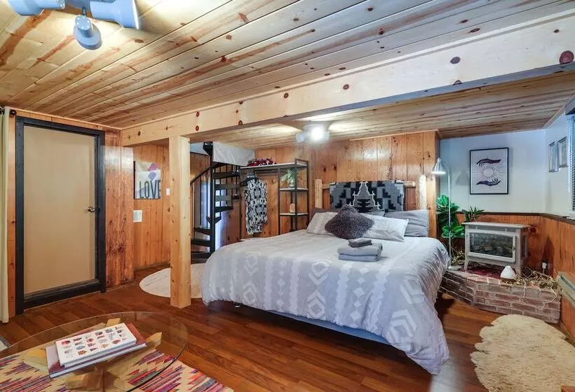 Decks, Grills + Fire Pit: Camp Connell Hideaway!