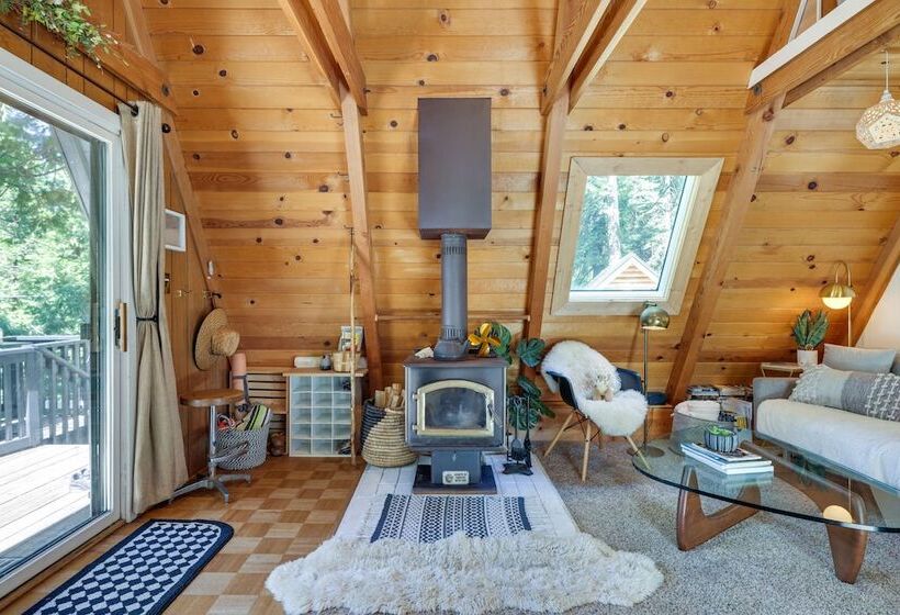 Decks, Grills + Fire Pit: Camp Connell Hideaway!