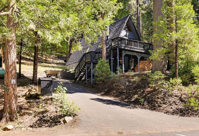 Decks, Grills + Fire Pit: Camp Connell Hideaway!