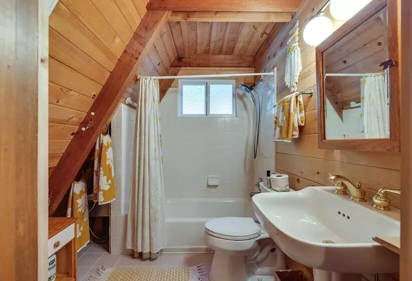 Decks, Grills + Fire Pit: Camp Connell Hideaway!