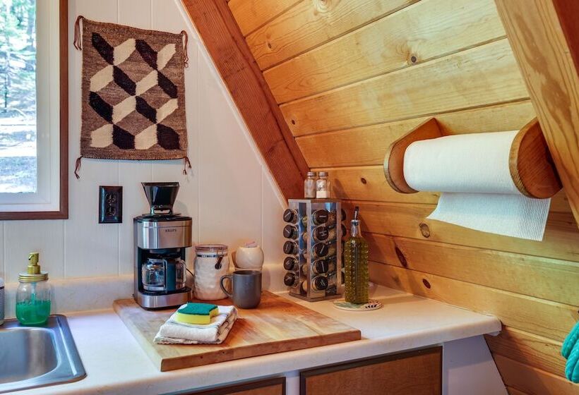 Decks, Grills + Fire Pit: Camp Connell Hideaway!