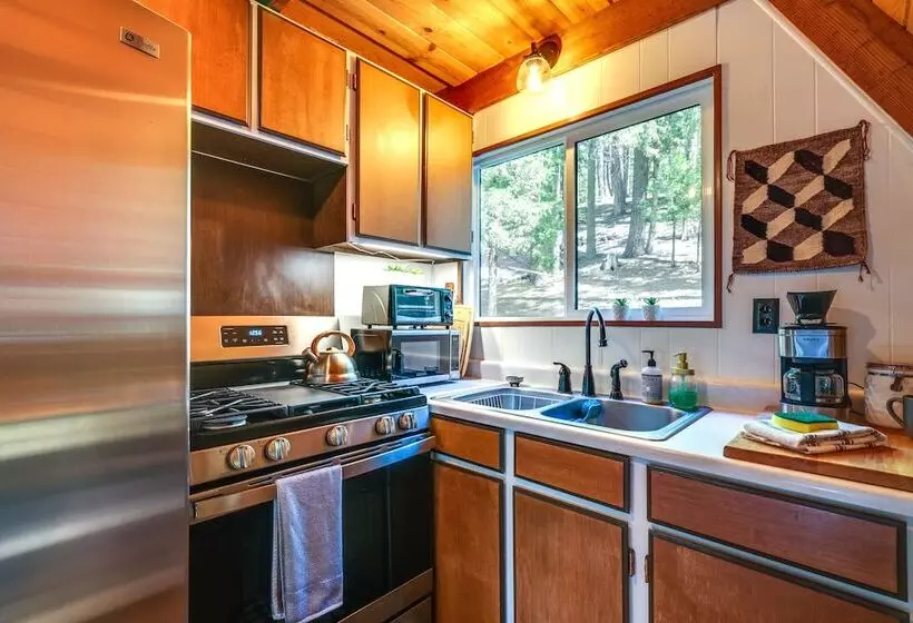 Decks, Grills + Fire Pit: Camp Connell Hideaway!