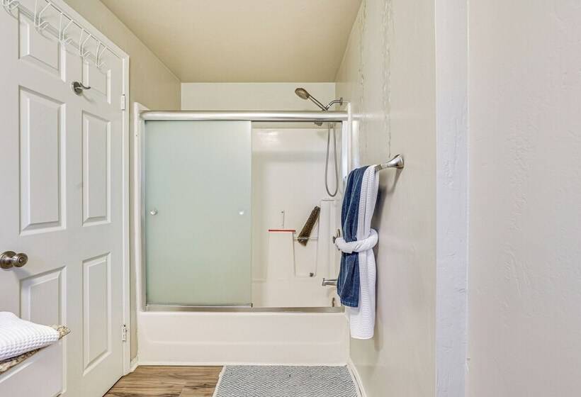 Escondido Vineyard Estate: Walk To Wineries!