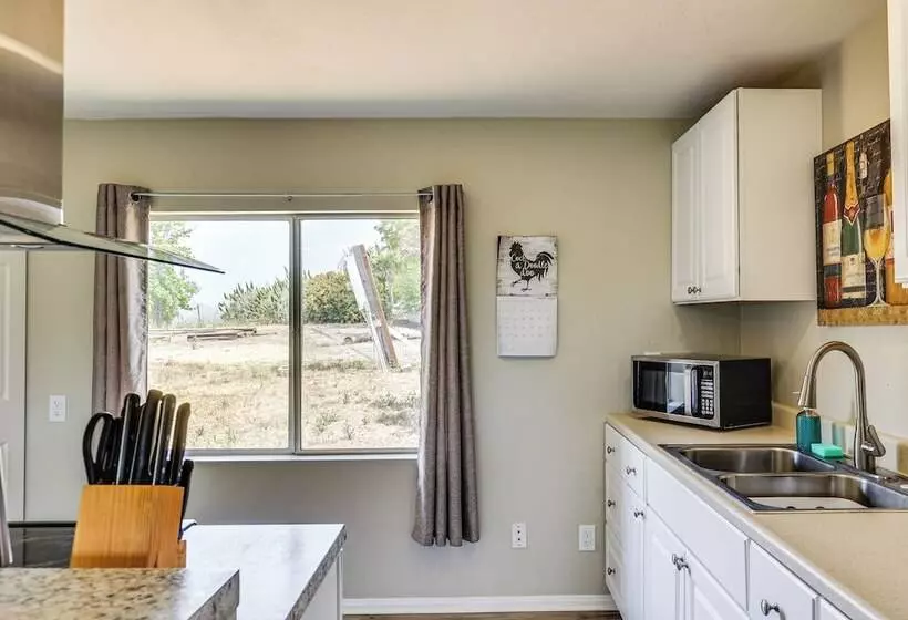 Escondido Vineyard Estate: Walk To Wineries!