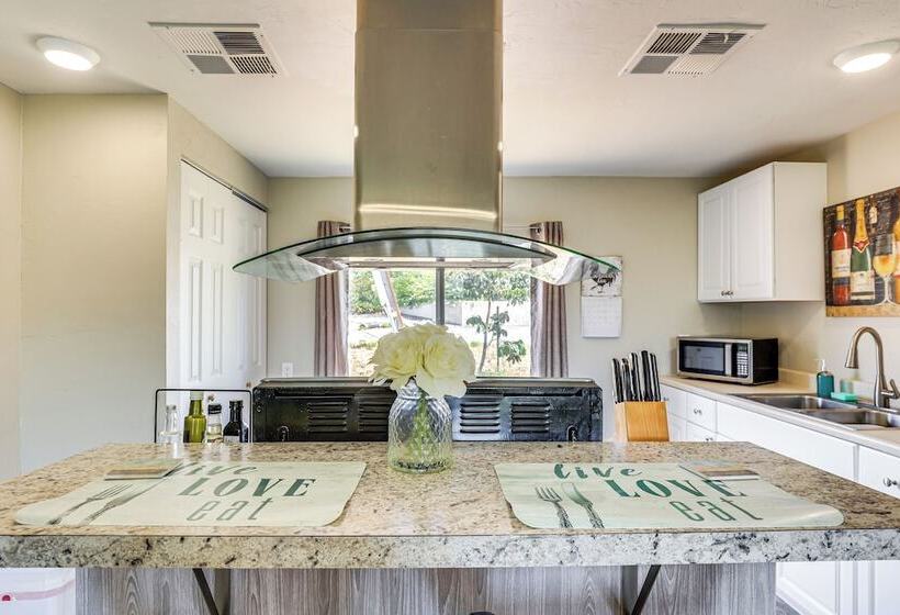 Escondido Vineyard Estate: Walk To Wineries!