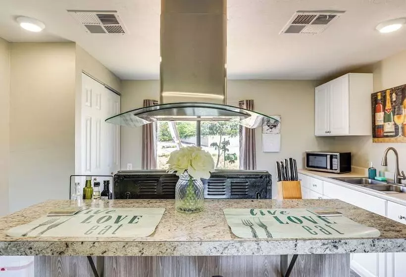 Escondido Vineyard Estate: Walk To Wineries!