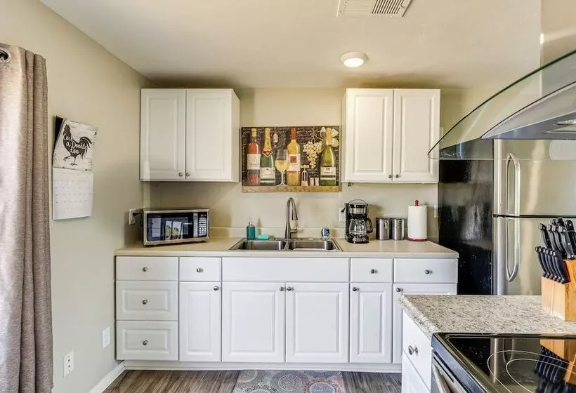 Escondido Vineyard Estate: Walk To Wineries!