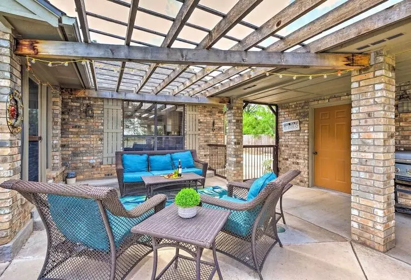 Lake Palo Pinto Retreat: Dock & Private Pool!