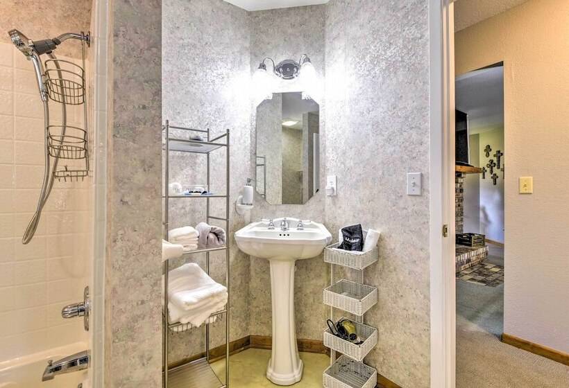 Lake Palo Pinto Retreat: Dock & Private Pool!