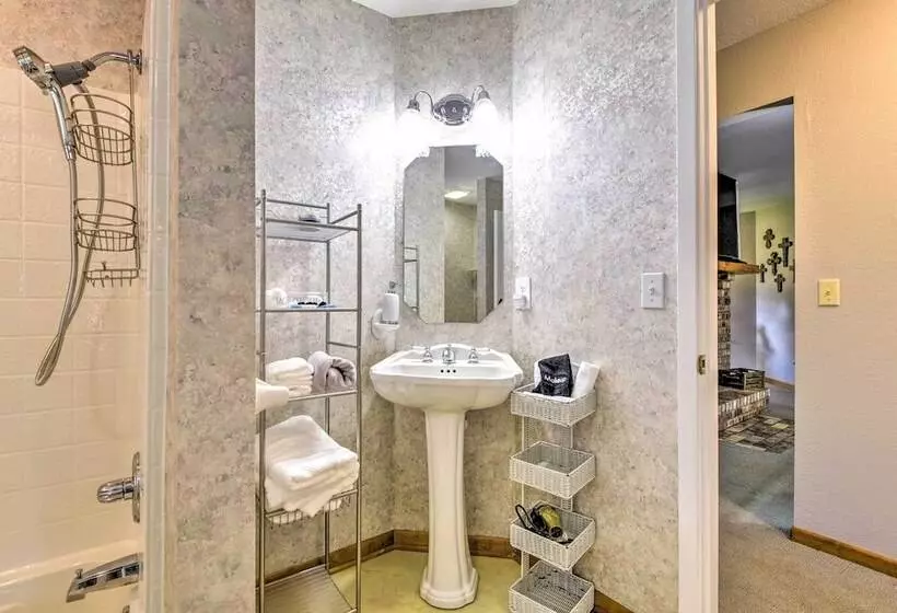 Lake Palo Pinto Retreat: Dock & Private Pool!