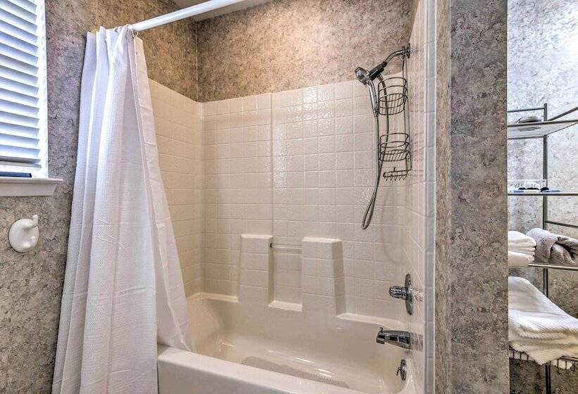 Lake Palo Pinto Retreat: Dock & Private Pool!