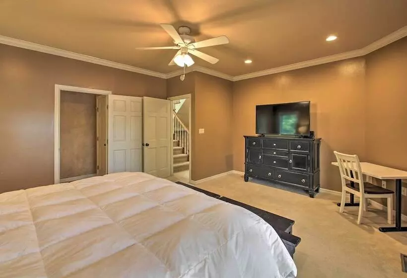 Dock & Kayaks: Lakefront Hot Springs Home