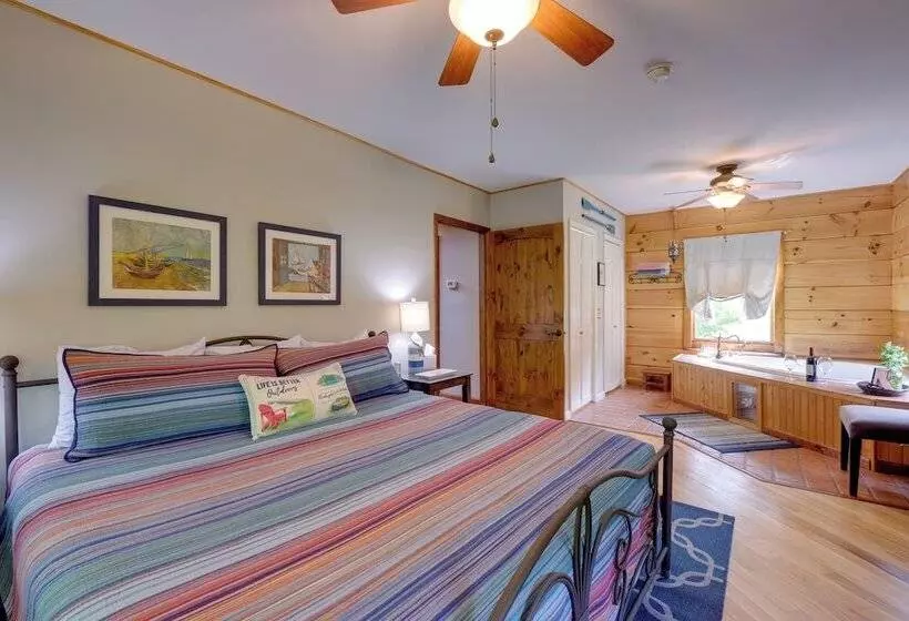 Lakewood Lodge Escape W/ Fire Pit