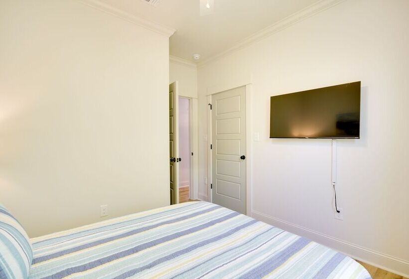 Lovely Bay St Louis Retreat W/ Dock & Canal Access