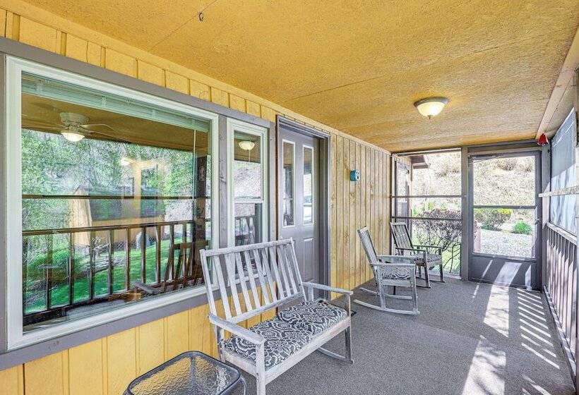 Peaceful Mars Hill Home W/ Porch & Mountain Views