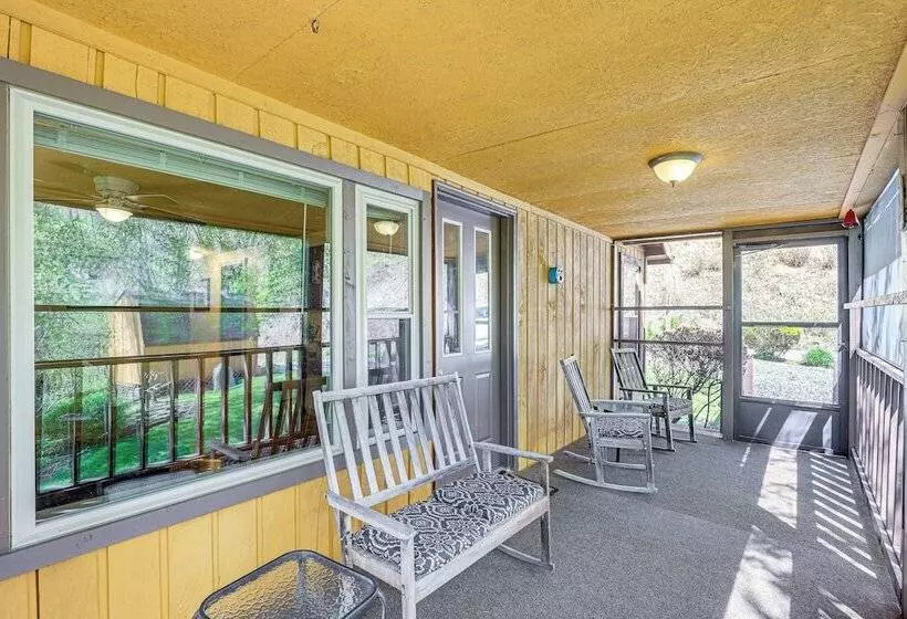 Peaceful Mars Hill Home W/ Porch & Mountain Views