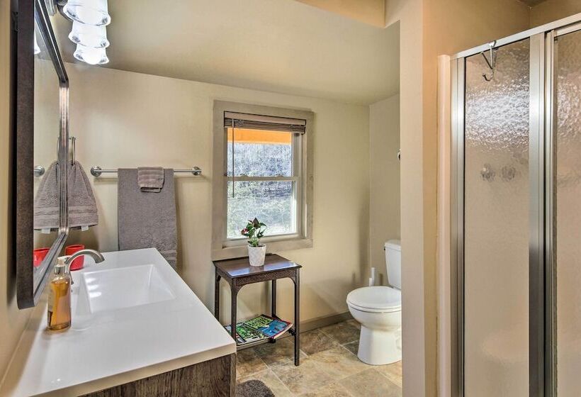 Peaceful Mars Hill Home W/ Porch & Mountain Views