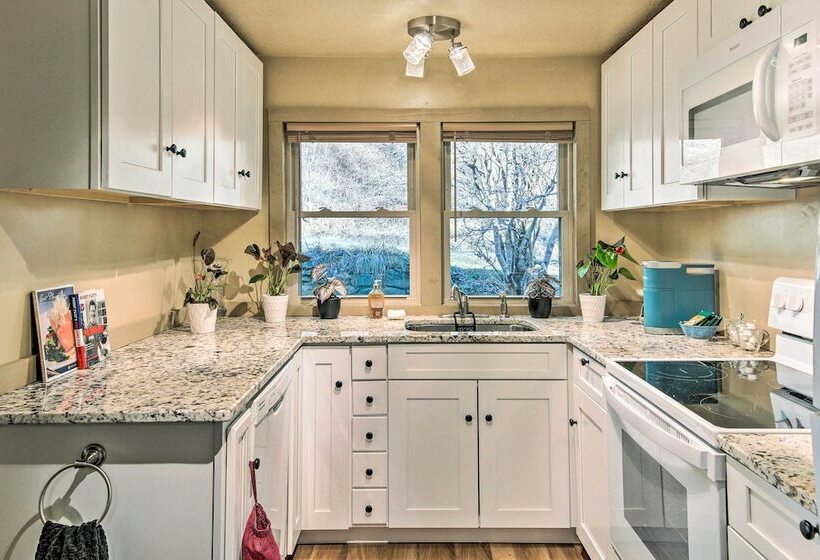 Peaceful Mars Hill Home W/ Porch & Mountain Views