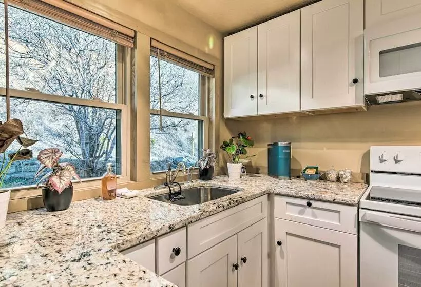 Peaceful Mars Hill Home W/ Porch & Mountain Views