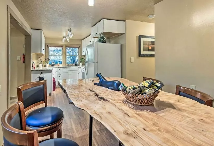 Peaceful Mars Hill Home W/ Porch & Mountain Views