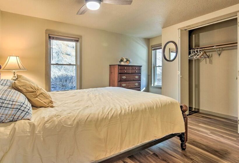 Peaceful Mars Hill Home W/ Porch & Mountain Views