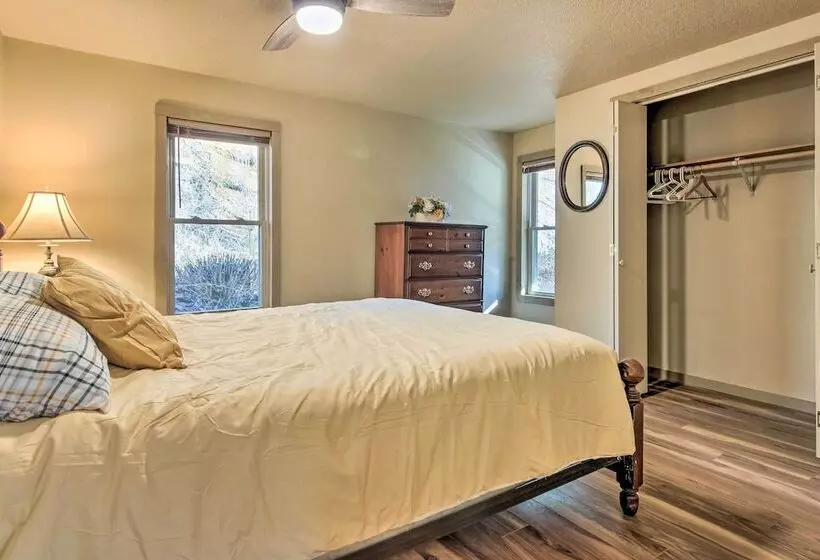 Peaceful Mars Hill Home W/ Porch & Mountain Views