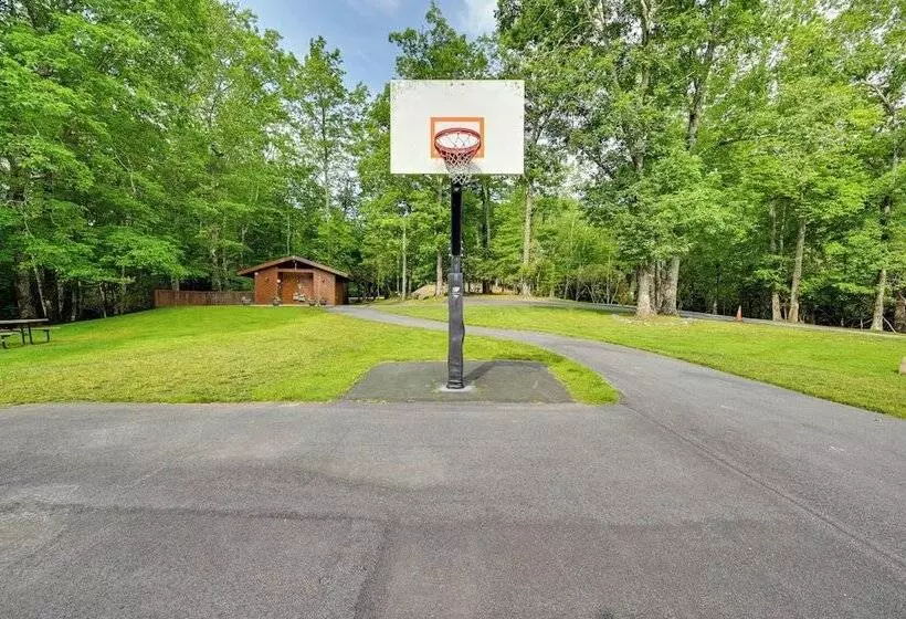 Peaceful Brevard Mountain Cabin: Hike, Golf & Swim