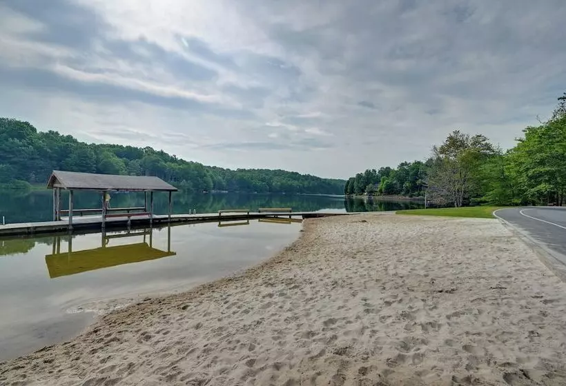 Peaceful Brevard Mountain Cabin: Hike, Golf & Swim