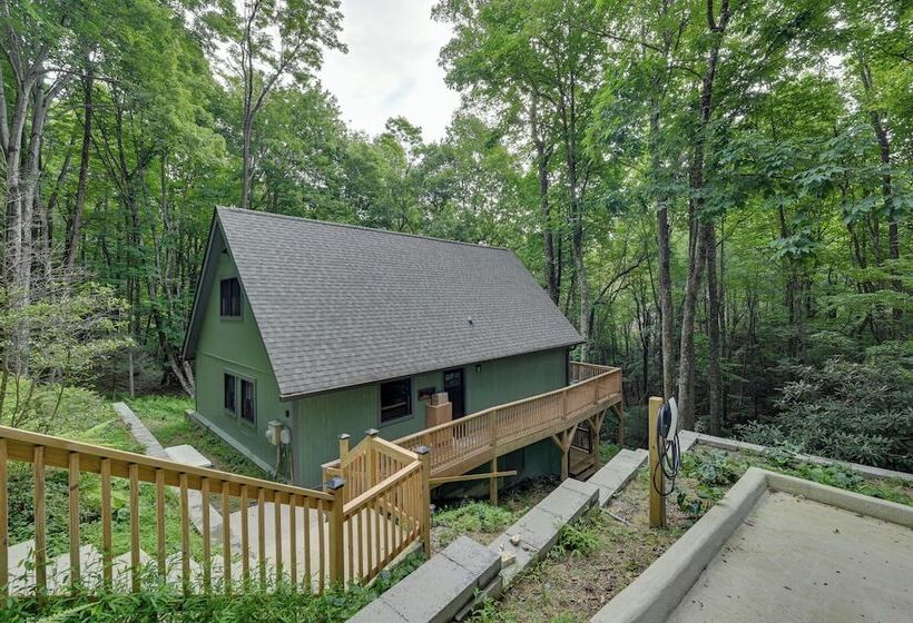 Peaceful Brevard Mountain Cabin: Hike, Golf & Swim
