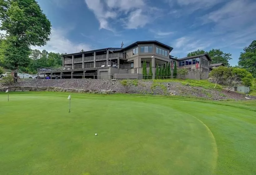 Peaceful Brevard Mountain Cabin: Hike, Golf & Swim