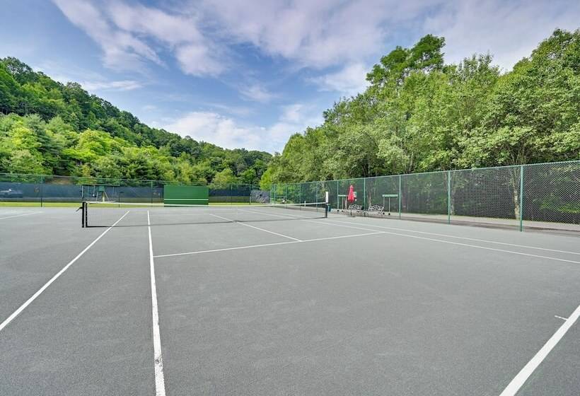 Peaceful Brevard Mountain Cabin: Hike, Golf & Swim