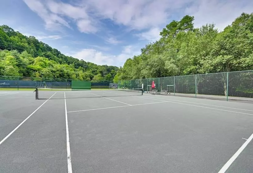 Peaceful Brevard Mountain Cabin: Hike, Golf & Swim