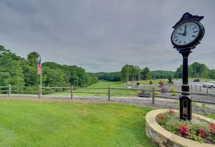 Peaceful Brevard Mountain Cabin: Hike, Golf & Swim