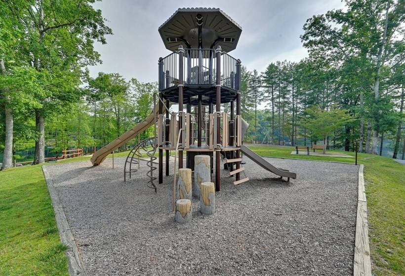 Peaceful Brevard Mountain Cabin: Hike, Golf & Swim