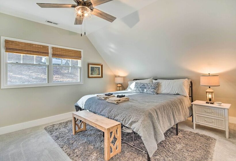 Peaceful Brevard Mountain Cabin: Hike, Golf & Swim