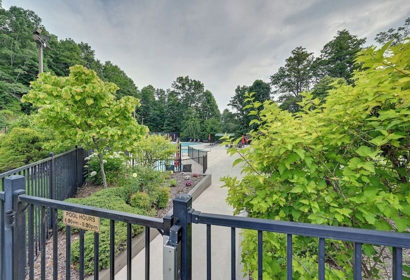 Peaceful Brevard Mountain Cabin: Hike, Golf & Swim