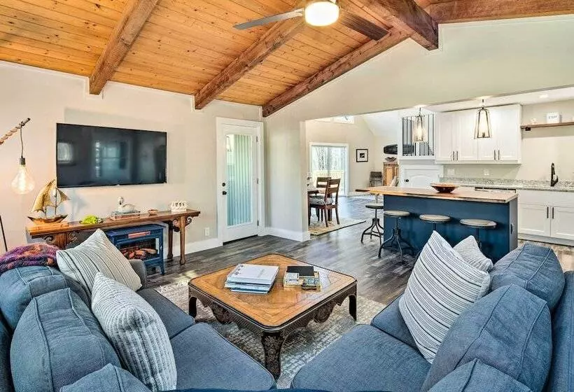 Peaceful Brevard Mountain Cabin: Hike, Golf & Swim