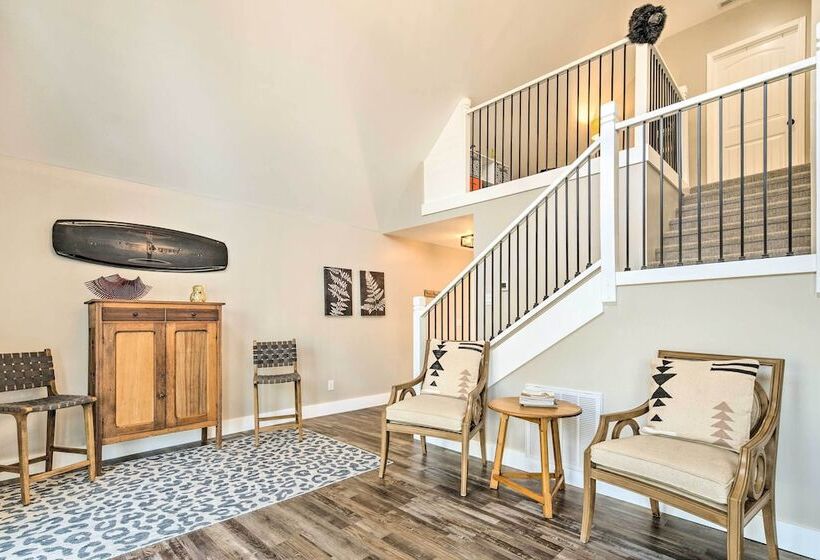 Peaceful Brevard Mountain Cabin: Hike, Golf & Swim