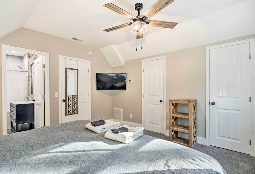 Peaceful Brevard Mountain Cabin: Hike, Golf & Swim