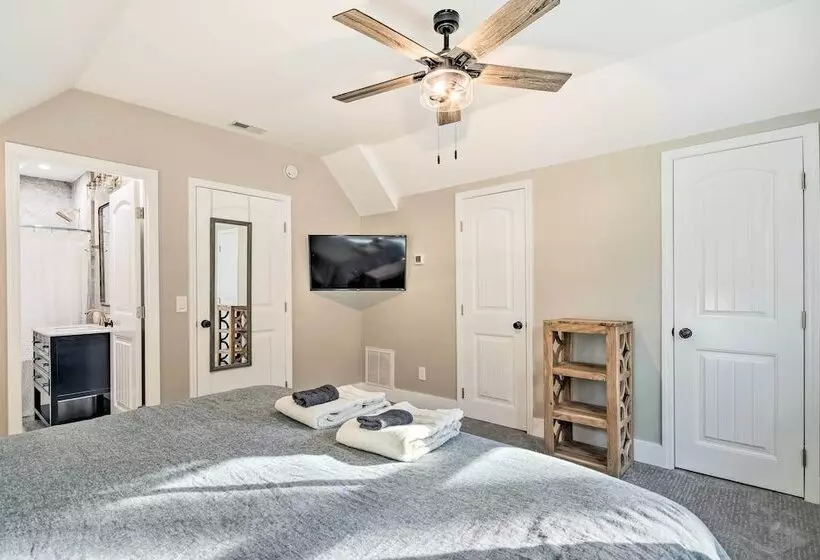 Peaceful Brevard Mountain Cabin: Hike, Golf & Swim