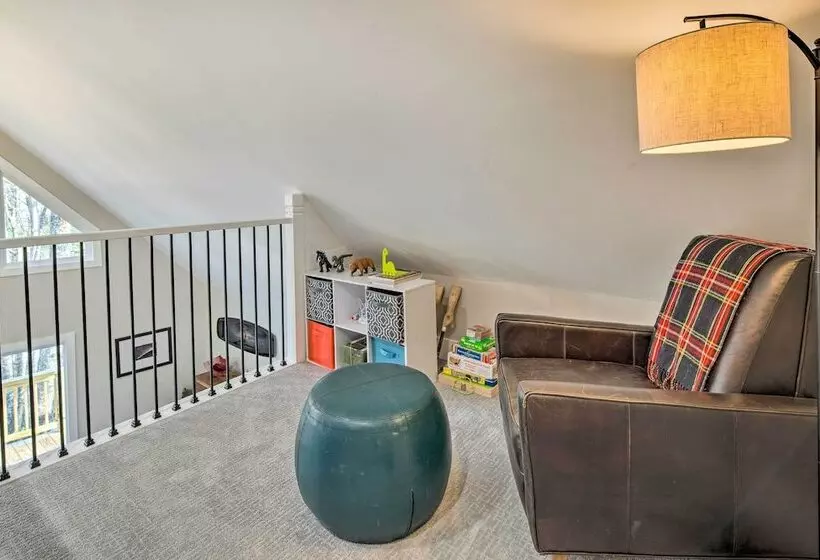 Peaceful Brevard Mountain Cabin: Hike, Golf & Swim