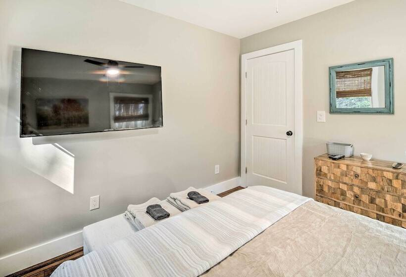 Peaceful Brevard Mountain Cabin: Hike, Golf & Swim