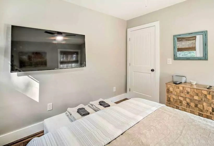 Peaceful Brevard Mountain Cabin: Hike, Golf & Swim