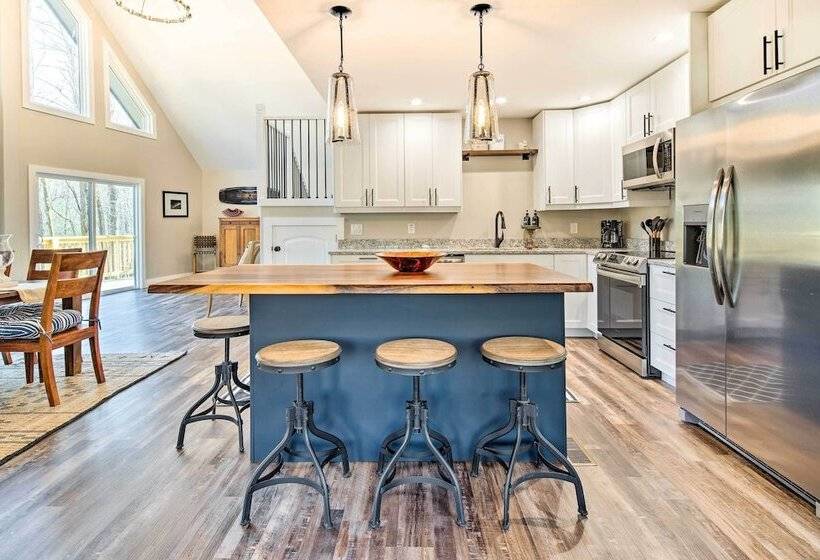 Peaceful Brevard Mountain Cabin: Hike, Golf & Swim