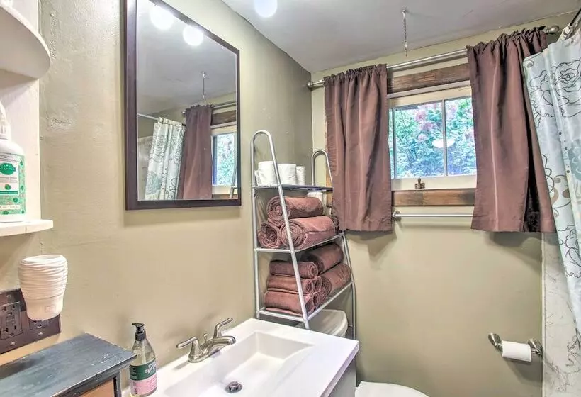 Remote Escape: Serene Lakeside Cabin W/ Beach