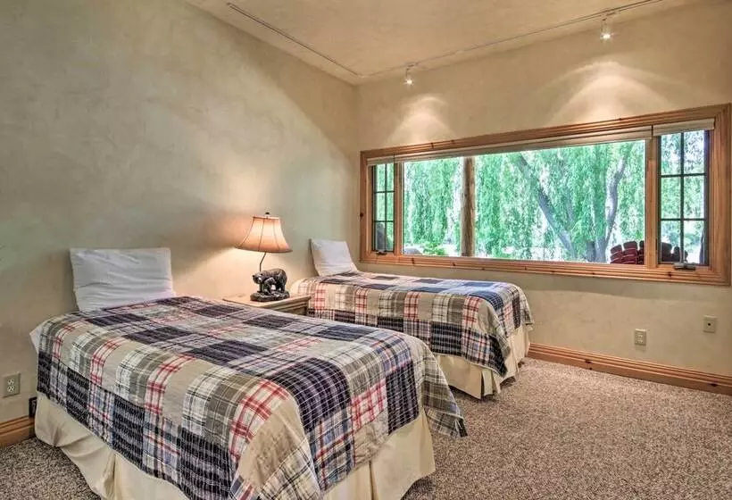 Rivers Edge Mtn Home: Private Hot Tub & Views
