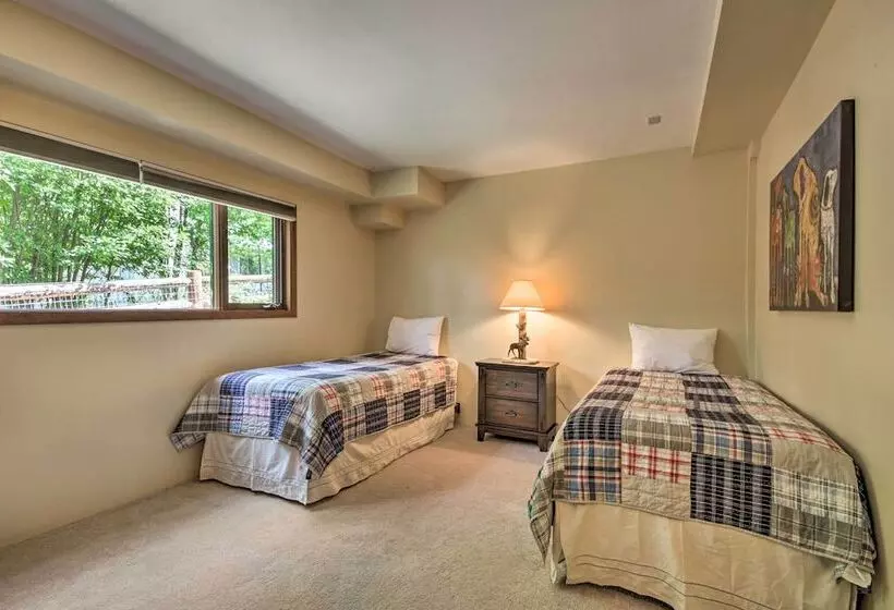 Rivers Edge Mtn Home: Private Hot Tub & Views