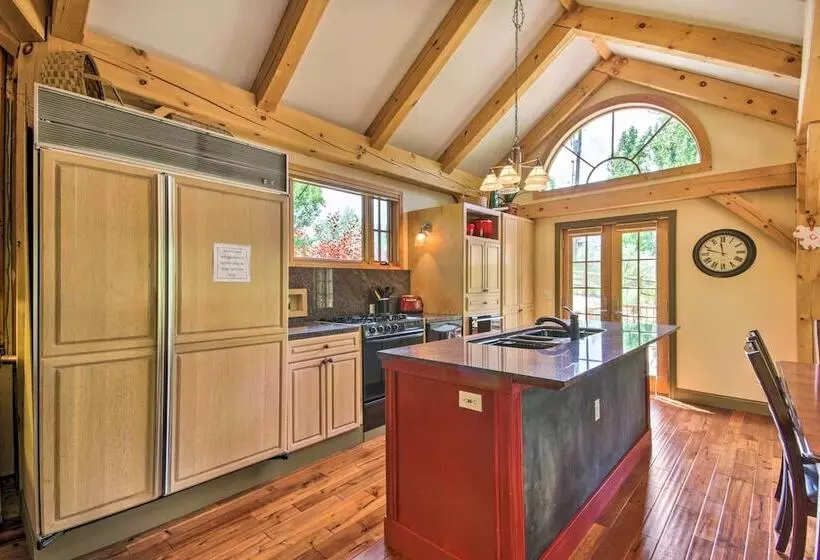 Rivers Edge Mtn Home: Private Hot Tub & Views