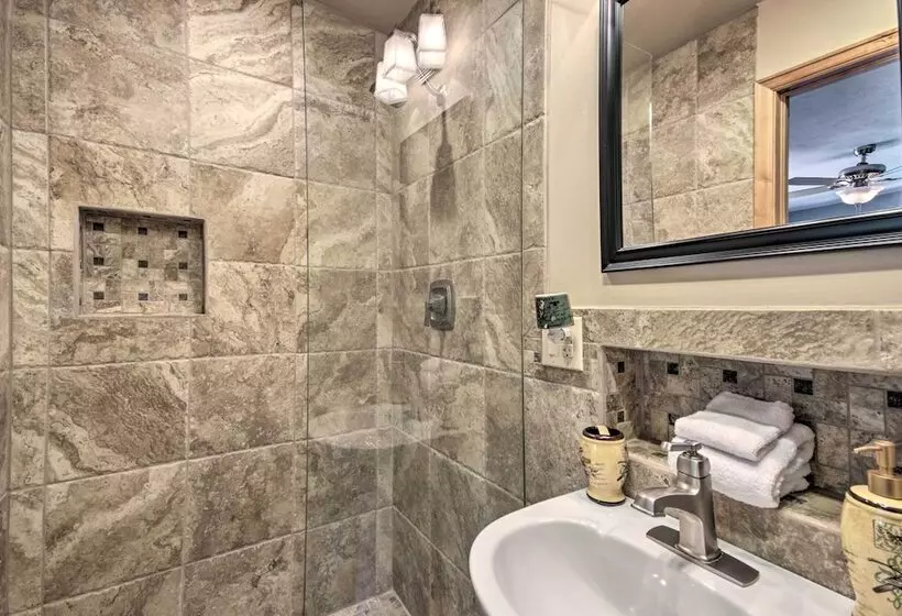 Rivers Edge Mtn Home: Private Hot Tub & Views