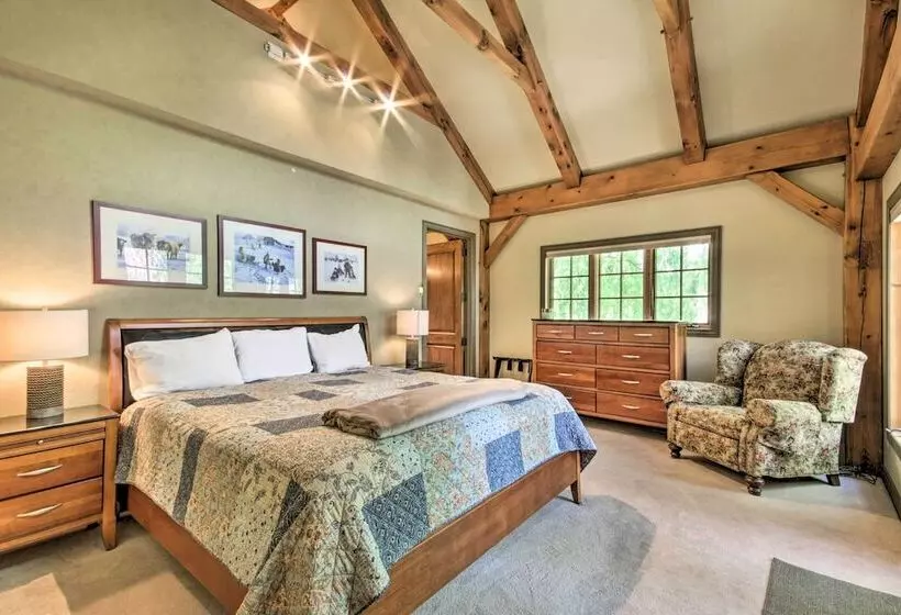 Rivers Edge Mtn Home: Private Hot Tub & Views